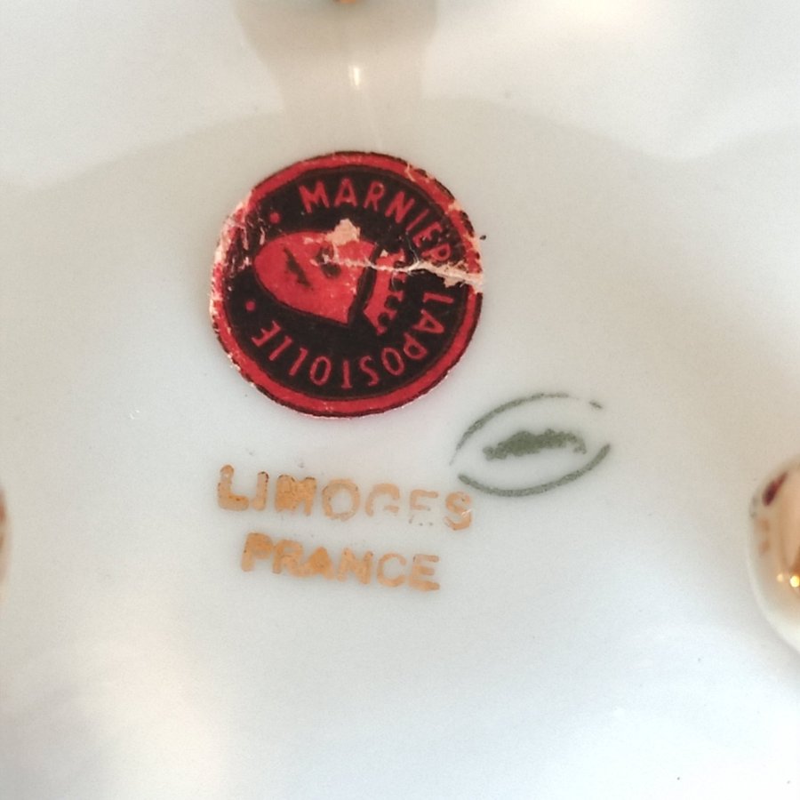 Limoges France Marnier Lapostolle porslin ask med lock på tre ben