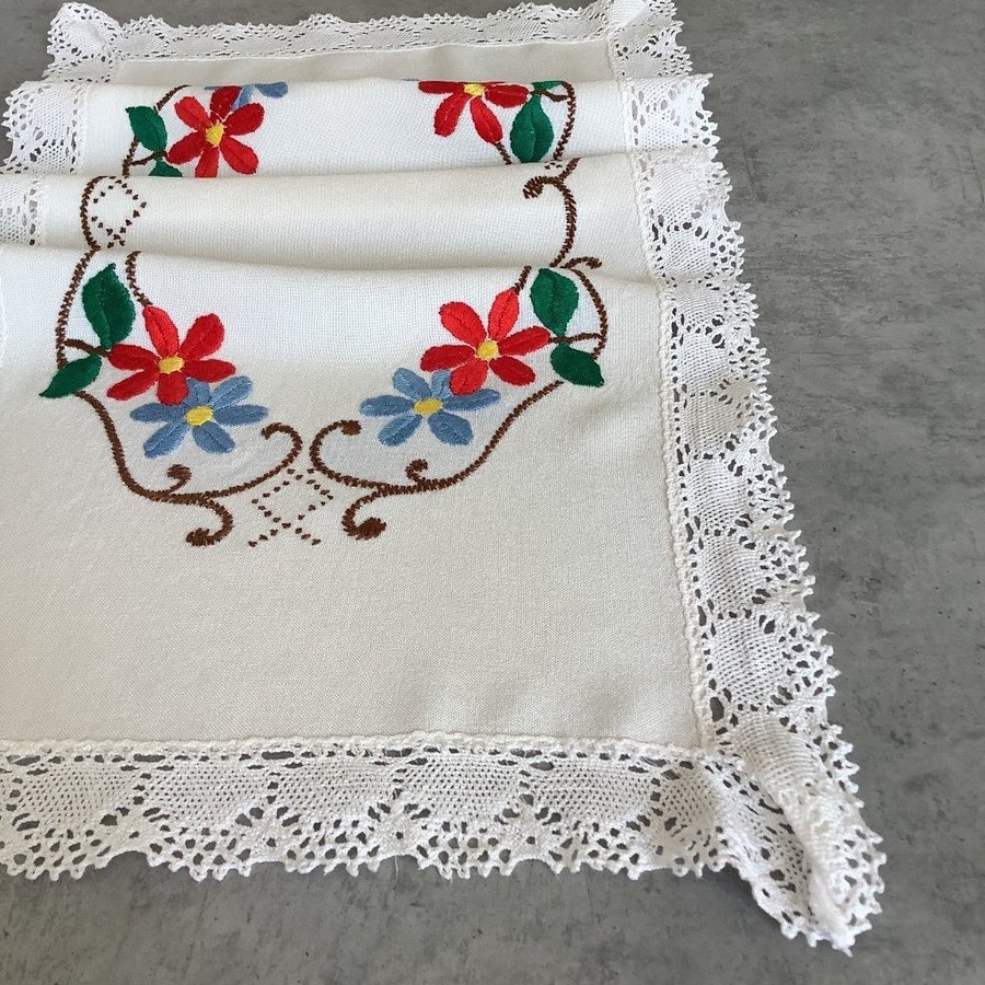 Söt Löpare ** Handbroderier på linne med knypplad spets **71x 33 cm