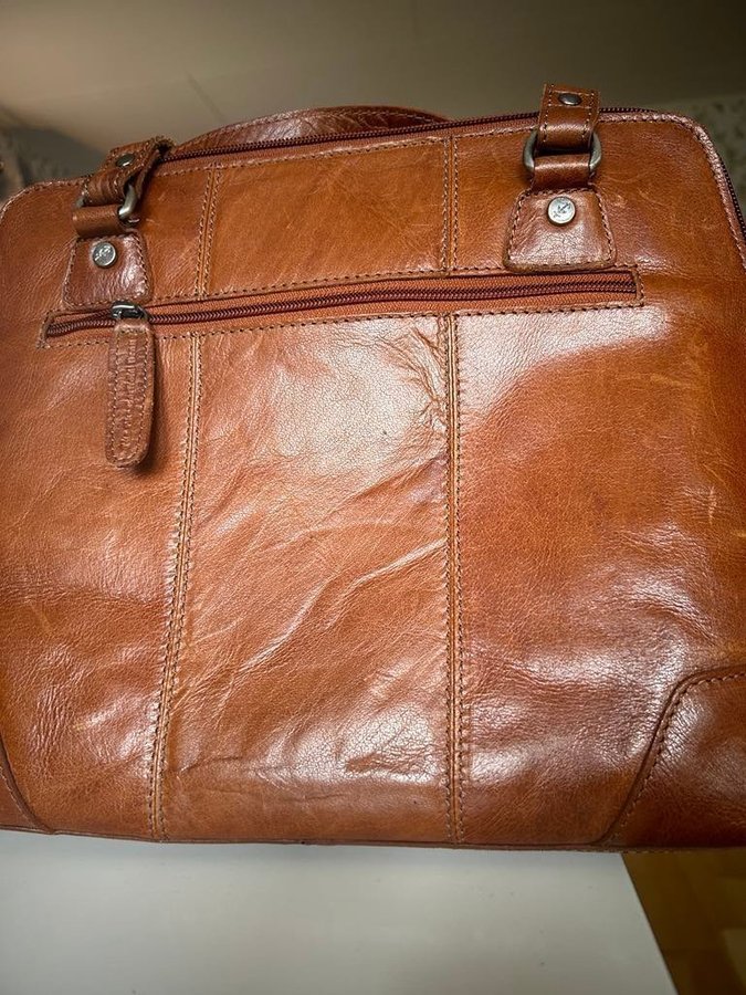 Elegant hand alternativt axelrems väska i läder