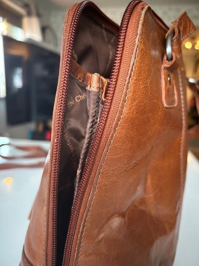 Elegant hand alternativt axelrems väska i läder