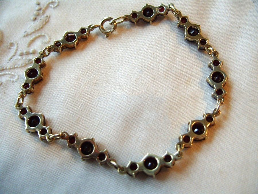 Vintage - Bracelet/armband av förgyllt/gilded silver med vackra granater/garnets