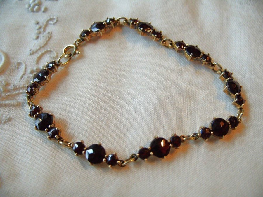 Vintage - Bracelet/armband av förgyllt/gilded silver med vackra granater/garnets