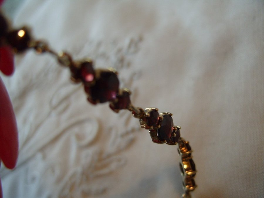 Vintage - Bracelet/armband av förgyllt/gilded silver med vackra granater/garnets