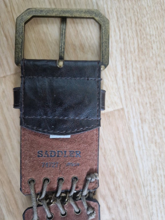 LÄDERSKÄRP MED detaljer - Saddler brun ord pris 599kr