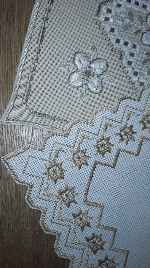 2 mycket FINA äldre handbroderade DUKAR en i Hardanger Välbroderade