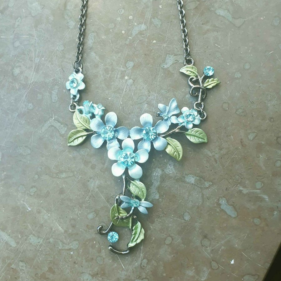 Vackert blått blommigt halsband med trollslända perfekt till sommaren!