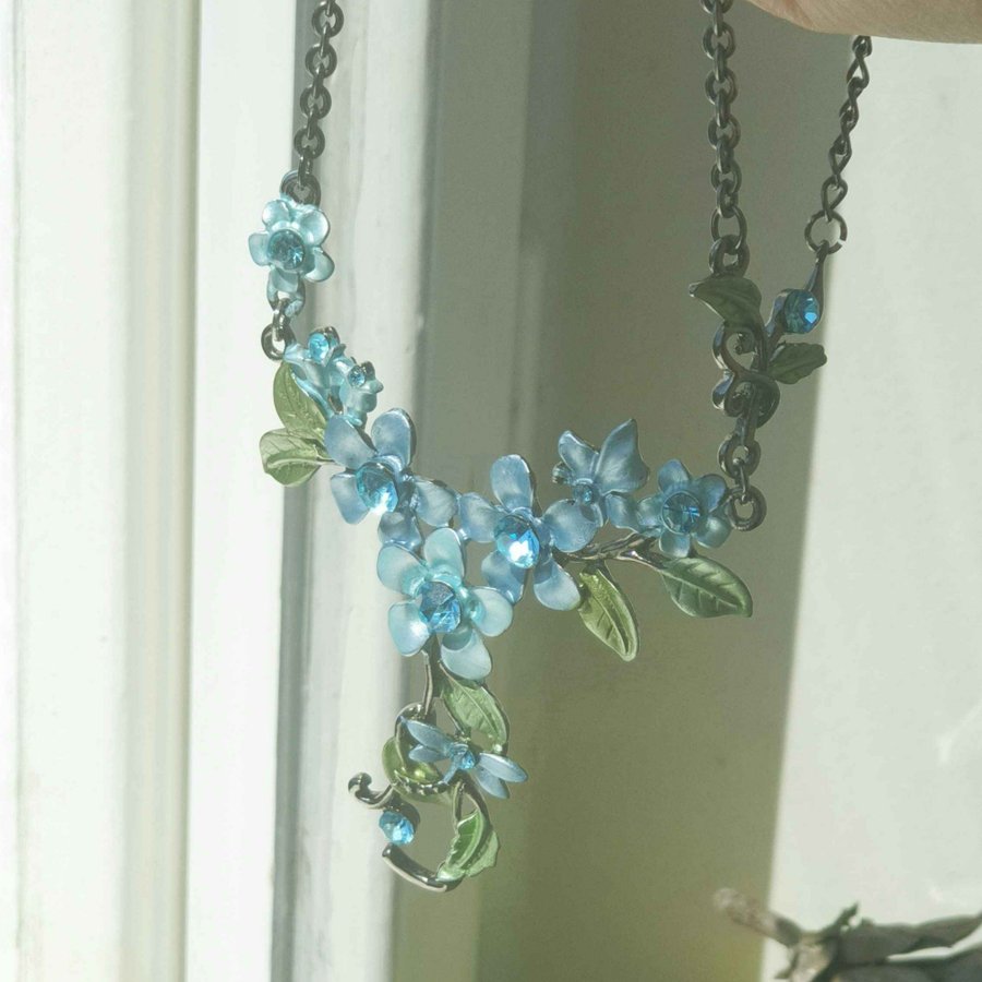 Vackert blått blommigt halsband med trollslända perfekt till sommaren!
