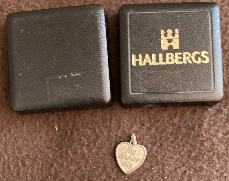 JAG ÄLSKAR DIG SILVERFÄRGAT HJÄRTA MED TEXT FRÅN HALLBERGS - HÄNGE - BERLOCK