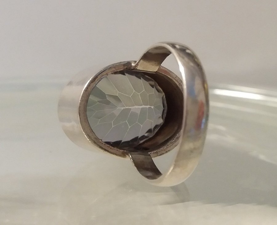 Silverring med stor vacker glittrande mångfaceterad topaz Vikt 10g silver 925