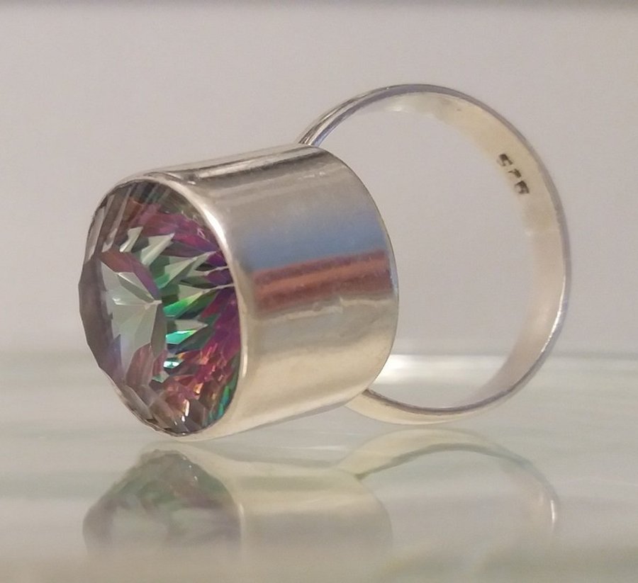 Silverring med stor vacker glittrande mångfaceterad topaz Vikt 10g silver 925