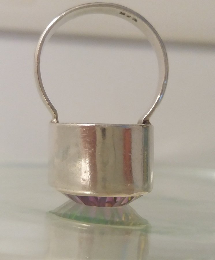 Silverring med stor vacker glittrande mångfaceterad topaz Vikt 10g silver 925