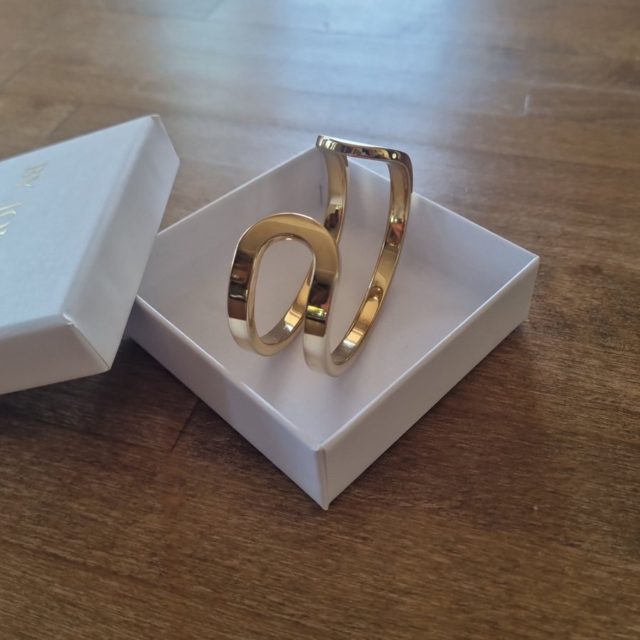 Lyxigt armband i guld från Calvin Klein!