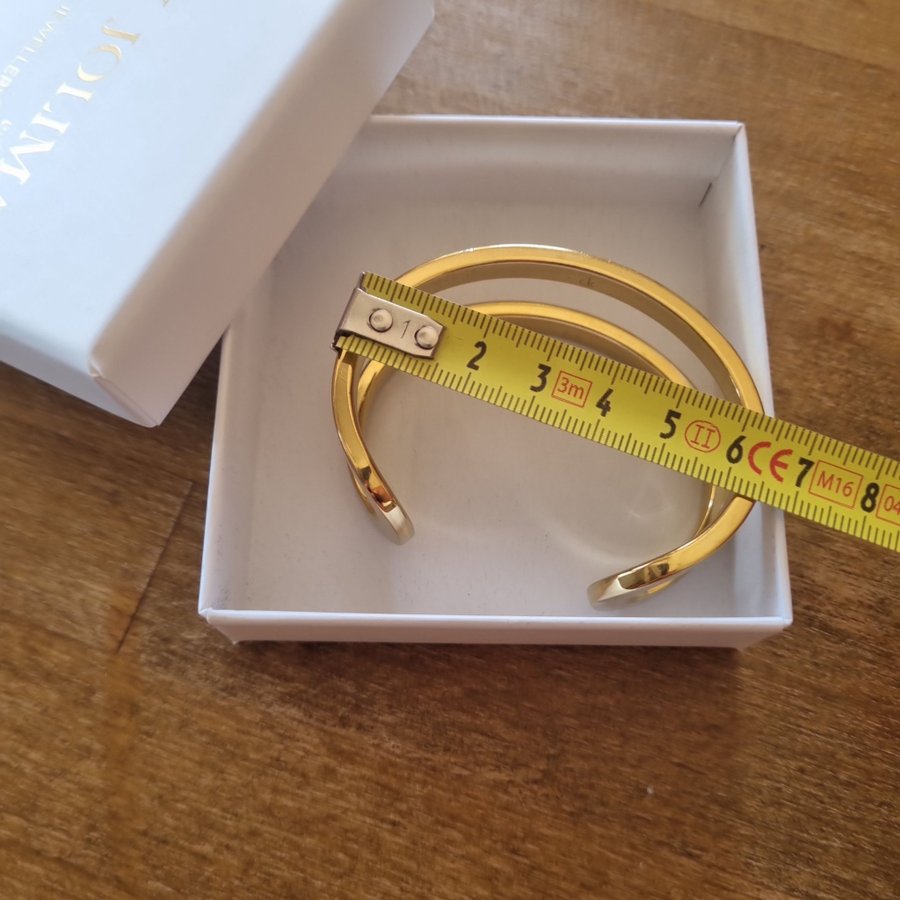 Lyxigt armband i guld från Calvin Klein!