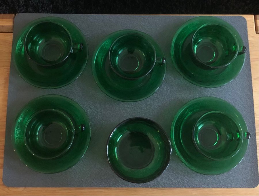 Arcoroc Sierra France 5 koppar med fat och 1 skål i retro grönt glas