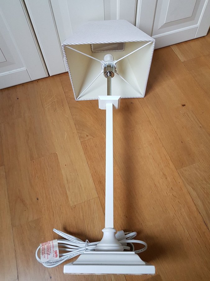 Snygg bordslampa med vackra detaljer Hög 60cm