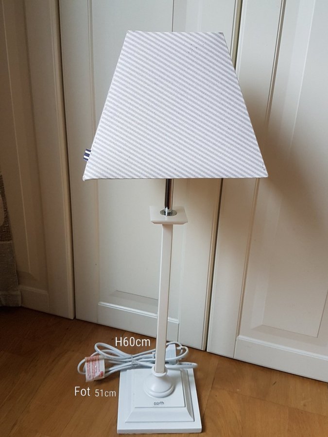 Snygg bordslampa med vackra detaljer Hög 60cm