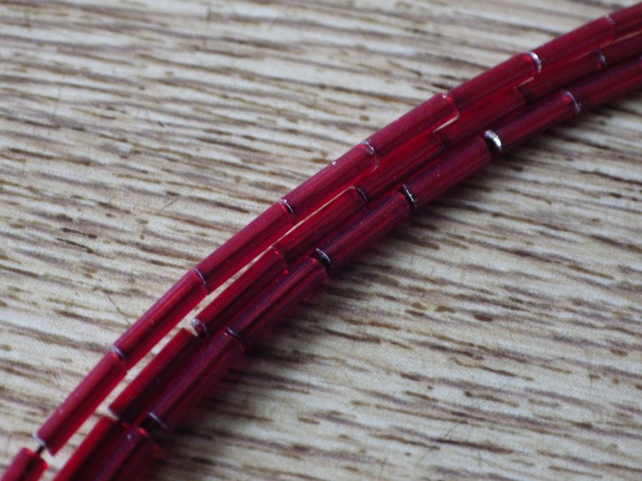 Halsband - 3 linor med röda stavar och cerise cirkelformat snäckskalshänge