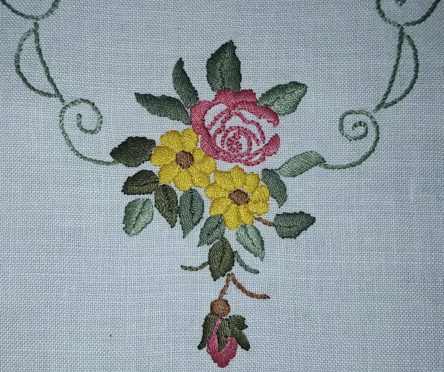 Vacker handbroderad äldre vit linne LÖPARE Fina blommor välbroderad 76x26 cm