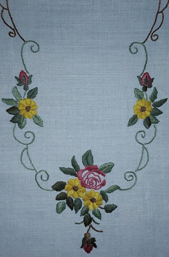 Vacker handbroderad äldre vit linne LÖPARE Fina blommor välbroderad 76x26 cm