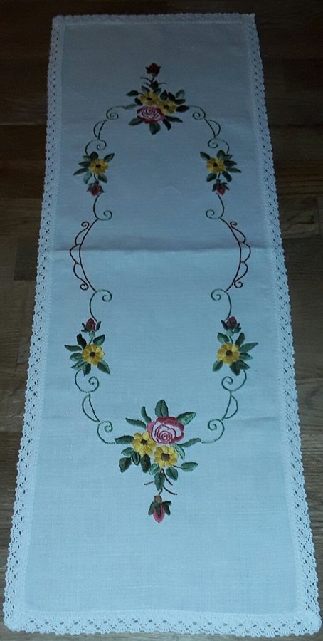 Vacker handbroderad äldre vit linne LÖPARE Fina blommor välbroderad 76x26 cm