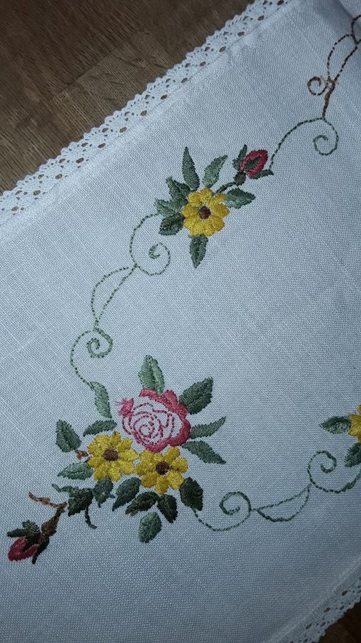 Vacker handbroderad äldre vit linne LÖPARE Fina blommor välbroderad 76x26 cm