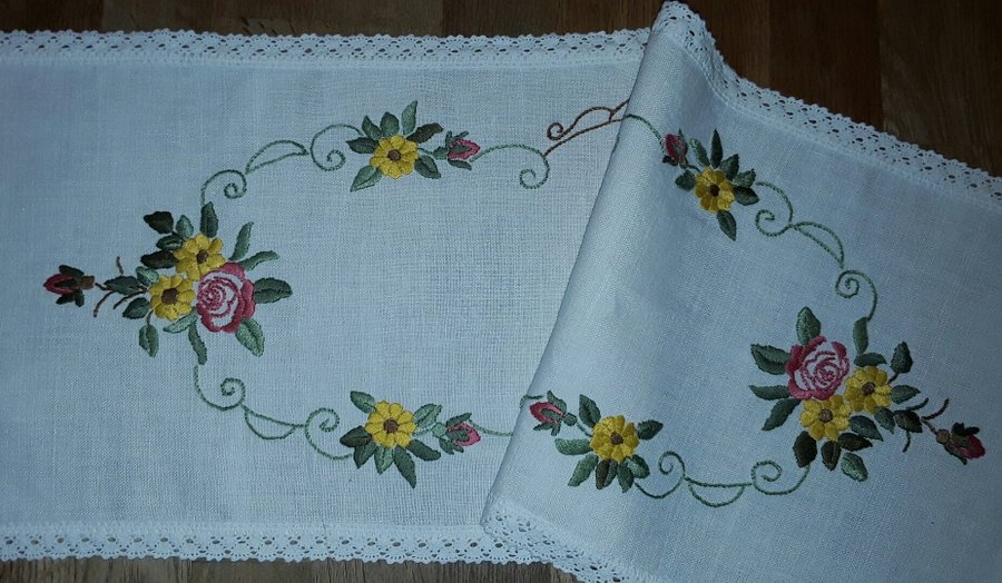 Vacker handbroderad äldre vit linne LÖPARE Fina blommor välbroderad 76x26 cm