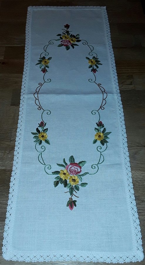 Vacker handbroderad äldre vit linne LÖPARE Fina blommor välbroderad 76x26 cm