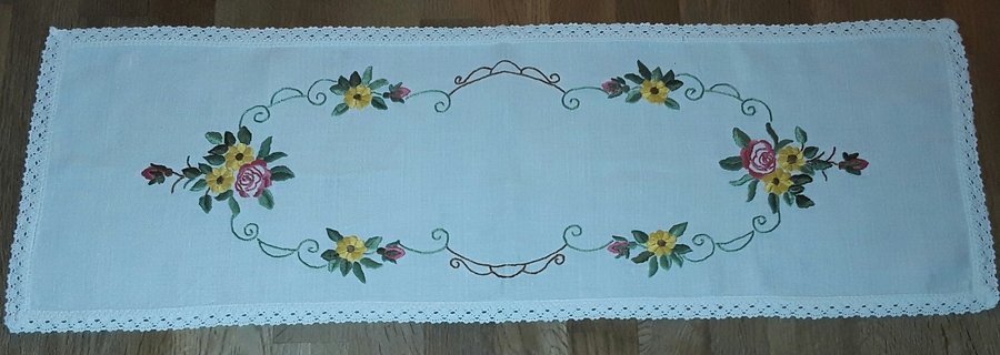 Vacker handbroderad äldre vit linne LÖPARE Fina blommor välbroderad 76x26 cm