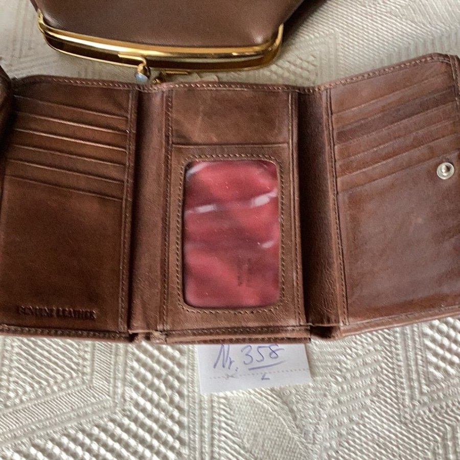 Äldre väskor typ aftonväska och nyare plånbok