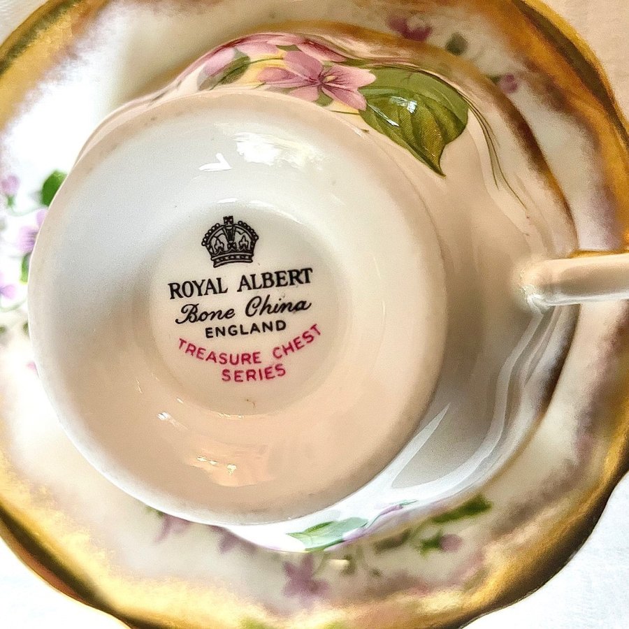 Rare vintage Royal Albert ”Treasure Chest” tekopp med fat- 1960-talet
