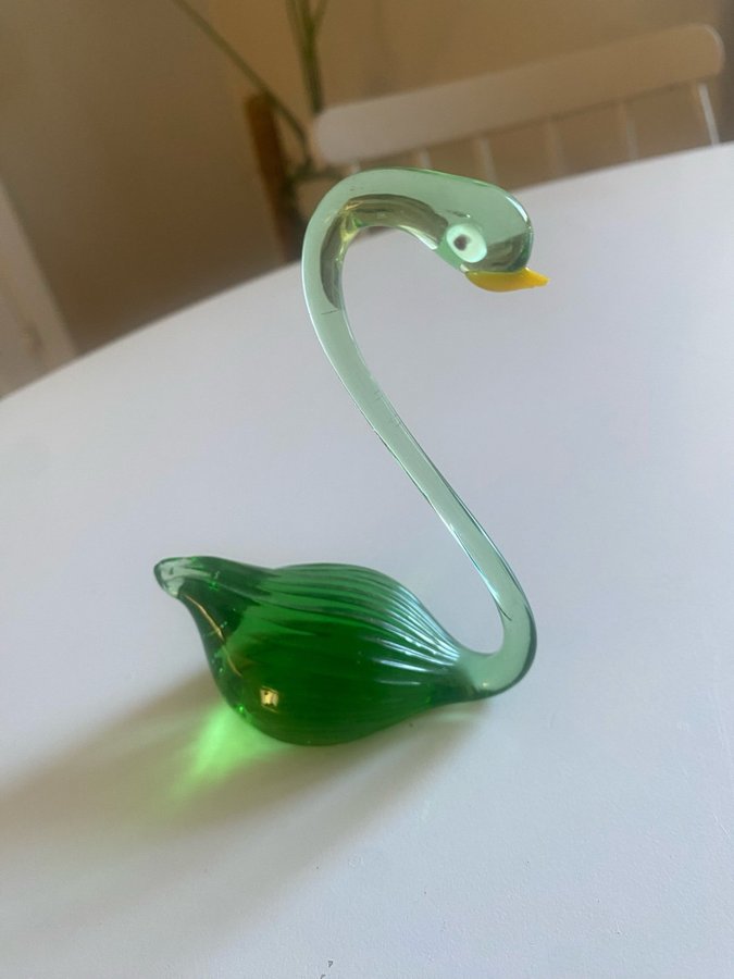 Grön glas figur fågel äldre vintage antik glasdjur