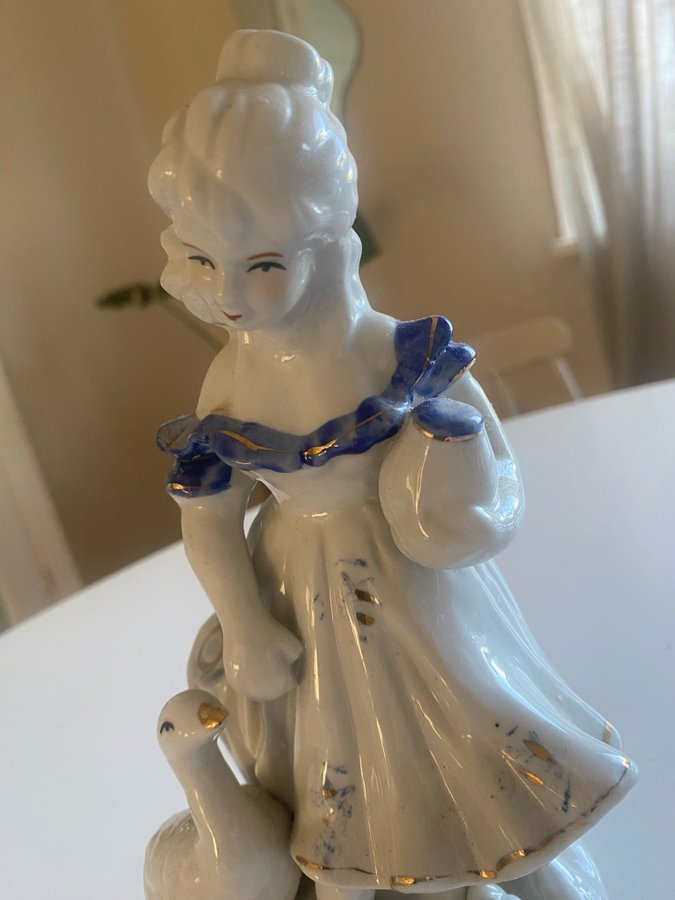 Figurin figur flicka fågel blå vit antik äldre retro vintage porslin