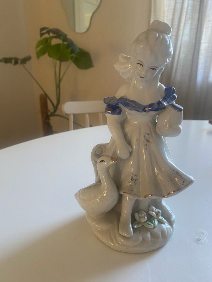 Figurin figur flicka fågel blå vit antik äldre retro vintage porslin
