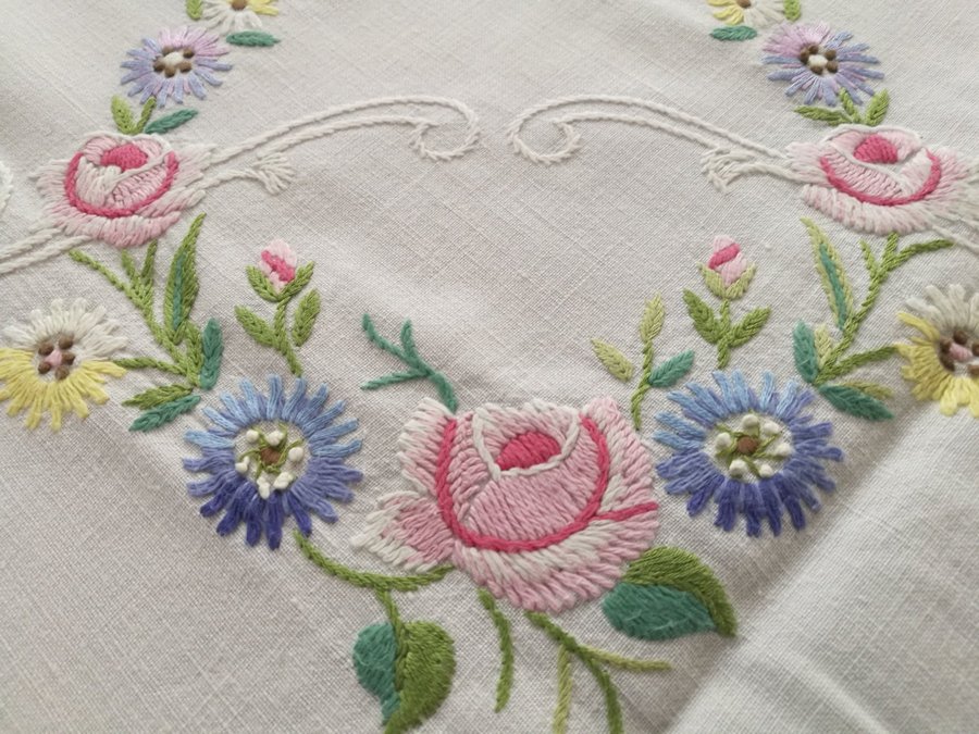 Somrig handbroderad linne-duk kaffeduk med blommor