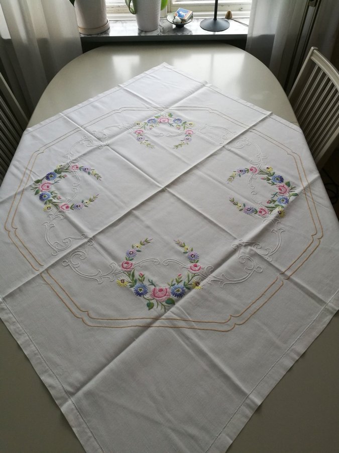 Somrig handbroderad linne-duk kaffeduk med blommor