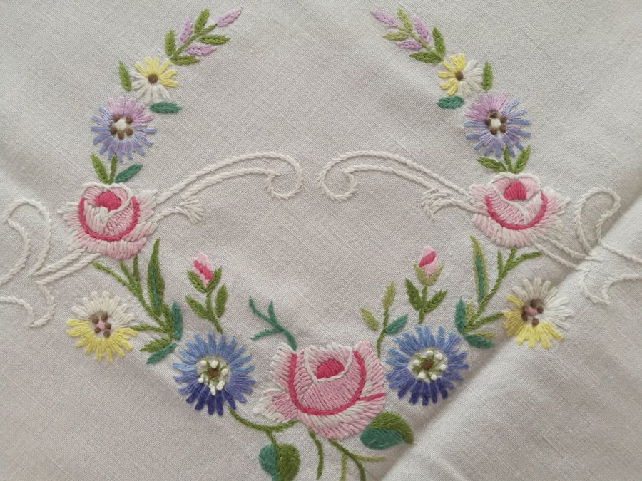 Somrig handbroderad linne-duk kaffeduk med blommor