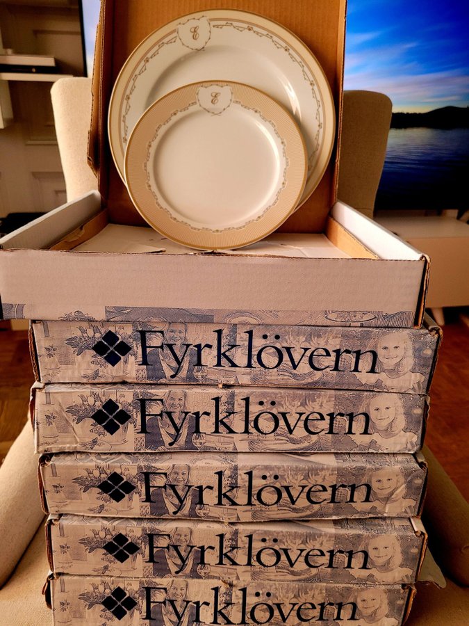 Fyrklövern ClassicBarbro Rydholm 12 tallrikar i orig kartong med"E"monogram