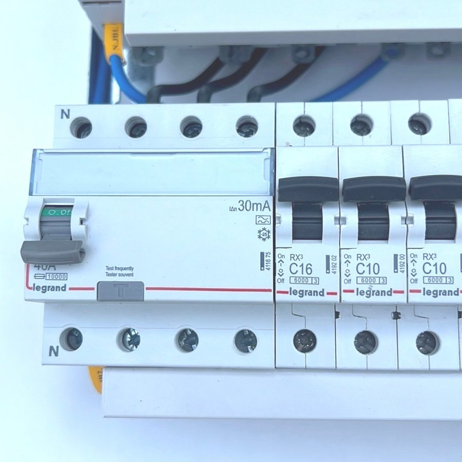 Stor elcentral Bla: energimätare timer 2 jordfelsbrytare Massa autosäkringar