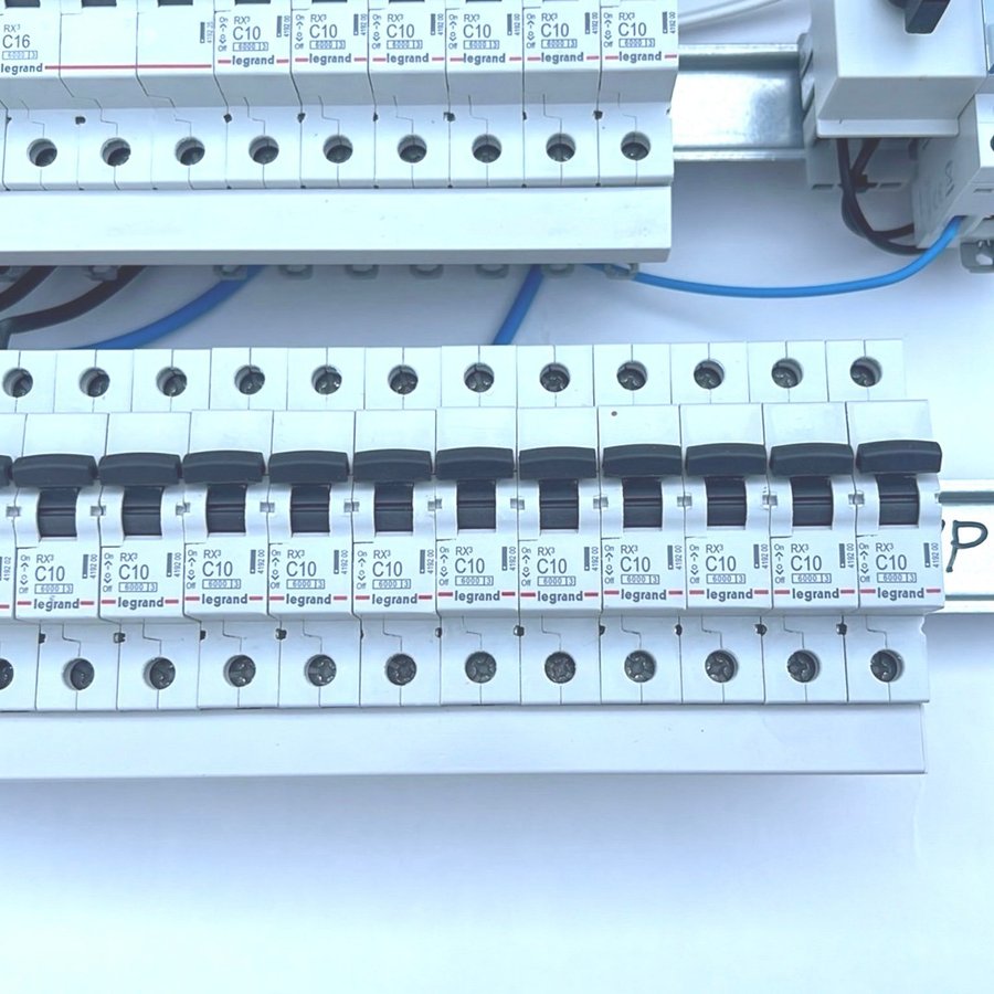 Stor elcentral Bla: energimätare timer 2 jordfelsbrytare Massa autosäkringar
