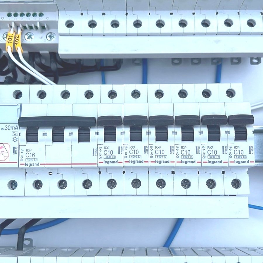 Stor elcentral Bla: energimätare timer 2 jordfelsbrytare Massa autosäkringar