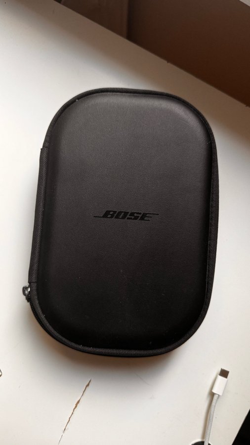 Bose quietcomfort 35 with wireless charge stand and bag