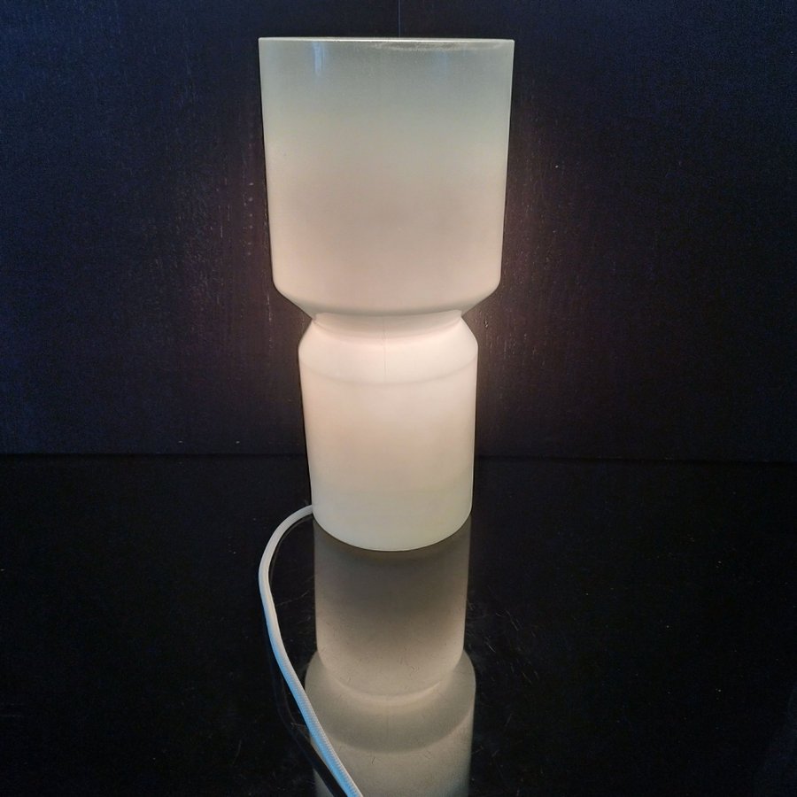 BORDSLAMPA stor modern i frostat glas