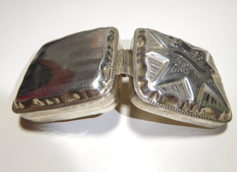 Magnifik brittisk silver dosa tillverkad av silversmed med brittiska stämplar
