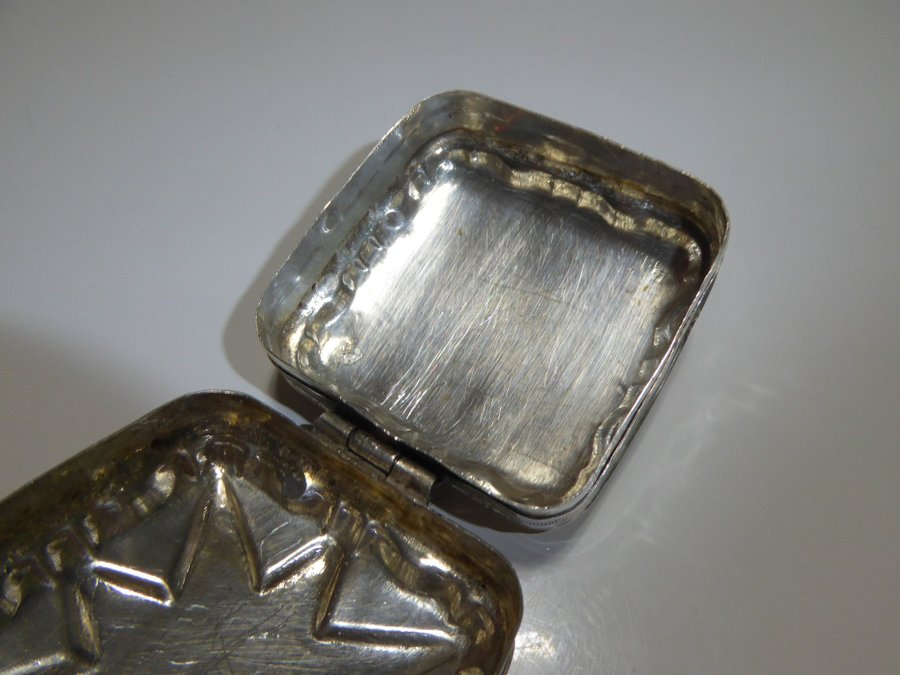 Magnifik brittisk silver dosa tillverkad av silversmed med brittiska stämplar