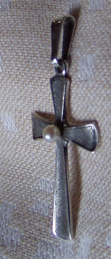 Kors m pärla i äkta silver Stämplat Teka tillverkat av Theodor Klotz i Pforzheim