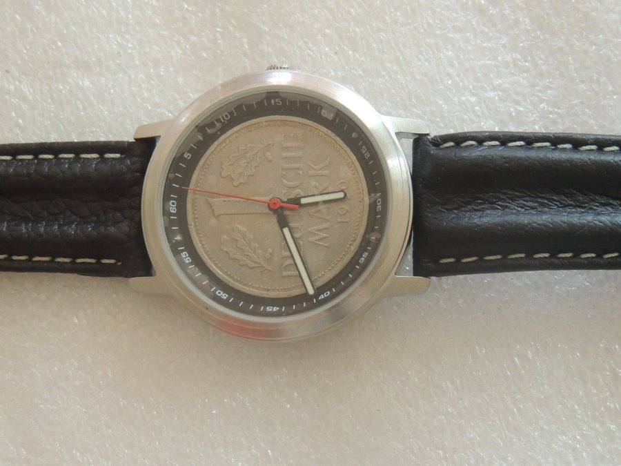Quarts armbandsur med tysk 1 Mark 1990