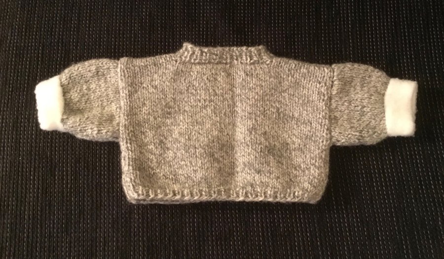 Dockkläder grå stickad tröja till docka ca 45-50 cm fint skick