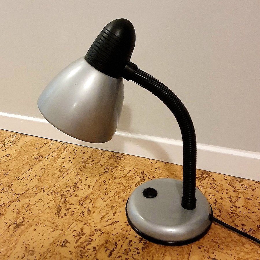 Silver/svart-bordslampa-böjbar