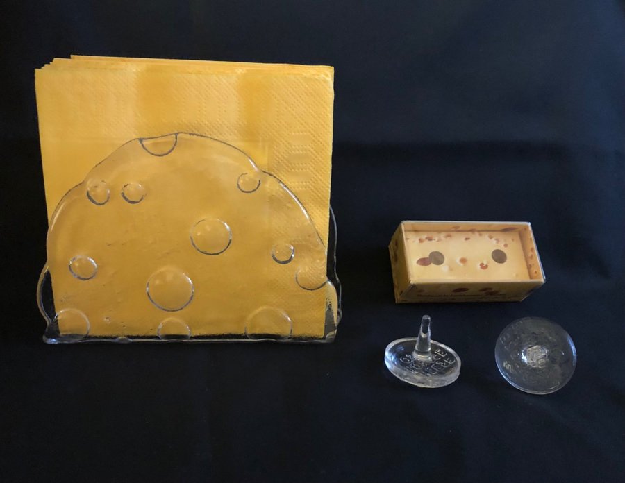 Servettställ och ostknappar i glas hushållsartiklar inredning