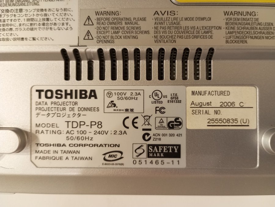 Toshiba XGA Data Video Projector model TDP-P8 AC 100-240V 50/60Hz bio film dator